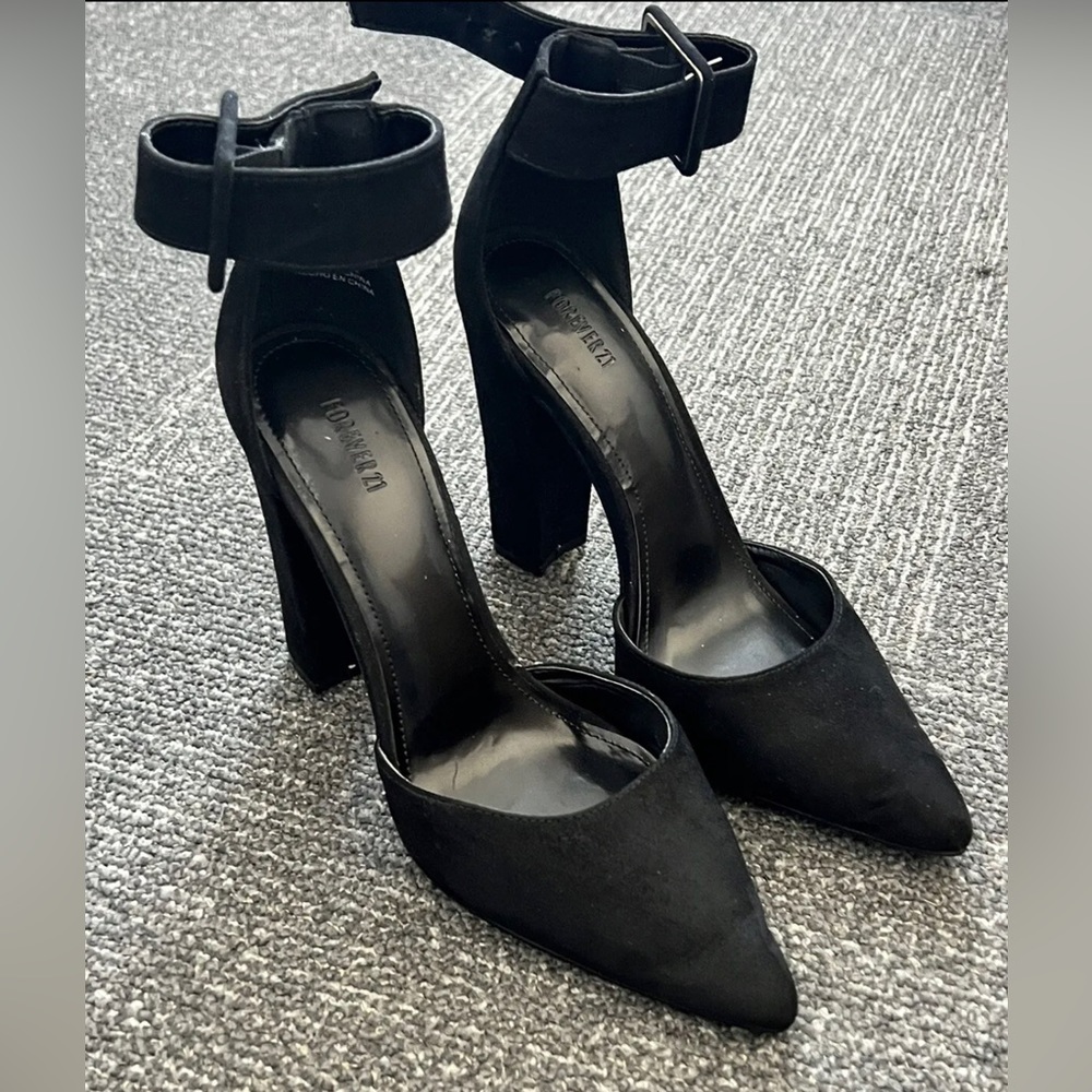Forever 21 black strappy stiletto high heel shoes NWT size 8.5